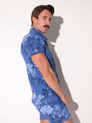 Lateral de modelo con camisa Iconic Slim Fit Floral Azul Code 22