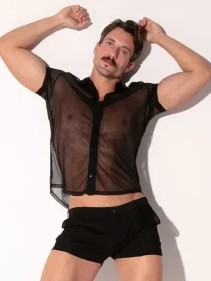 Modelo de frente con camisa Rock negra de tul Code 22