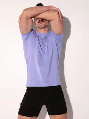Primer plano frontal con cuello redondo ribeteado y tejido liso powder blue, Camiseta Code 22 Essential Powder Blue, Code 22