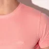 Detalle lateral de cuello redondo y tejido liso rosa, Camiseta Code 22 Essential Rosa, Code 22