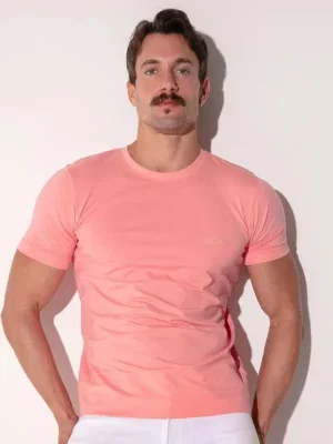 Detalle frontal con logo CODE 22 bordado en pecho izquierdo, Camiseta Code 22 Essential Rosa, Code 22