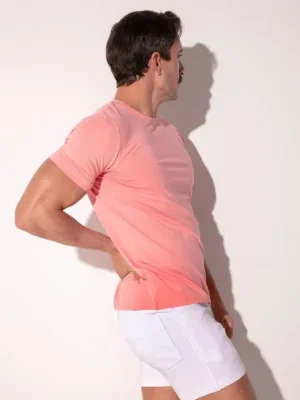 Vista lateral derecha con corte ceñido y color rosa salmón, Camiseta Code 22 Essential Rosa, Code 22