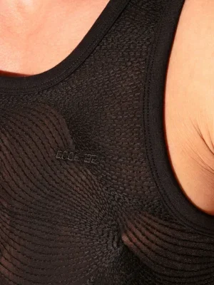 Primer plano de logo bordado y patrón camiseta tirantes Eclipse Embroidered Code 22