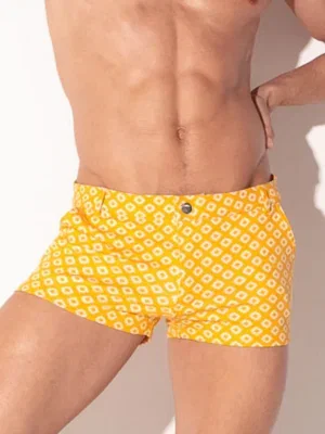 Modelo de frente con mini short Iconic mostaza Code 22