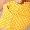 Detalle frontal de botón y estampado de rombos mini short Iconic mostaza Code 22