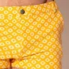 Detalle frontal de botón y estampado de rombos mini short Iconic mostaza Code 22