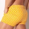 Vista trasera de mini short Iconic mostaza con bolsillo trasero Code 22