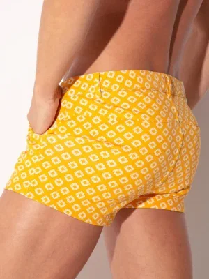 Vista trasera de mini short Iconic mostaza con bolsillo trasero Code 22