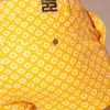 Detalle de cintura trasera con badge de silicona mini short Iconic mostaza Code 22