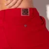 Detalle badge silicona Code 22 en cintura trasera de short rojo - Mini Short Code 22 Iconic Rojo