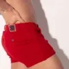 Detalle badge silicona Code 22 en cintura trasera de short rojo - Mini Short Code 22 Iconic Rojo