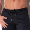 Detalle cintura con cordón y puntas logo Code 22 en pantalón largo Medley azul