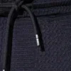 Detalle puntas de cordón con logo Code 22 en pantalón largo azul marino