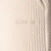 Detalle bolsillo trasero y logo bordado tono sobre tono en pantalón largo Off White Code 22 Medley