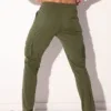 Vista trasera completa con bolsillo trasero tipo vivo derecho y bolsillos cargo laterales, Pantalón Cargo Code 22 Silken Khaki, Code 22