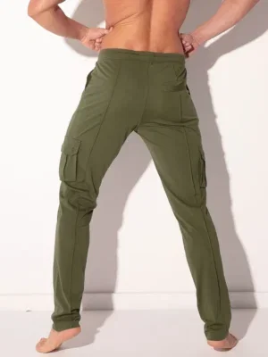 Vista trasera completa con bolsillo trasero tipo vivo derecho y bolsillos cargo laterales, Pantalón Cargo Code 22 Silken Khaki, Code 22