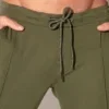 Detalle frontal de cintura con cordón tonal y bolsillos laterales integrados, Pantalón Cargo Code 22 Silken Khaki, Code 22
