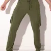 Vista frontal completa con cintura elástica, cordón tonal y bolsillos cargo laterales, Pantalón Cargo Code 22 Silken Khaki, Code 22
