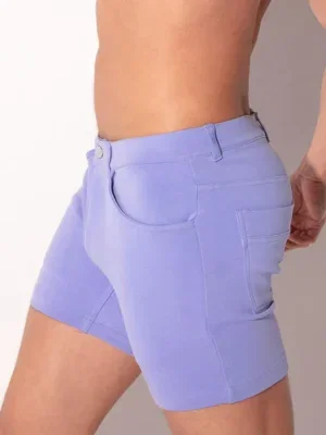Vista lateral izquierda con corte slim low rise y bolsillo trasero de parche, Pantalón Corto Code 22 Iconic 5 Pocket Powder Blue, Code 22