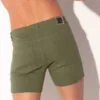 Vista trasera completa con bolsillos de parche y badge CODE 22 en cinturilla, Pantalón Corto Code 22 5-Pocket Khaki, Code 22