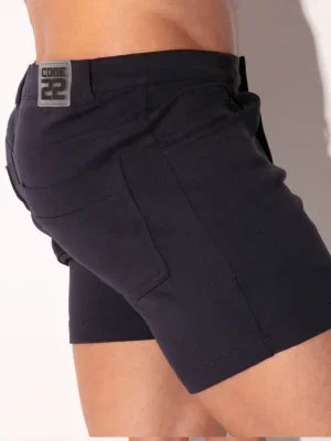 Vista lateral trasera derecha con badge CODE 22 y bolsillos traseros de parche, Pantalón Corto Code 22 5-Pocket Navy, Code 22