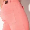 Vista lateral trasera derecha con logo CODE 22 en cinturilla y bolsillo trasero de parche, Pantalón Corto Code 22 5-Pocket Rosa, Code 22