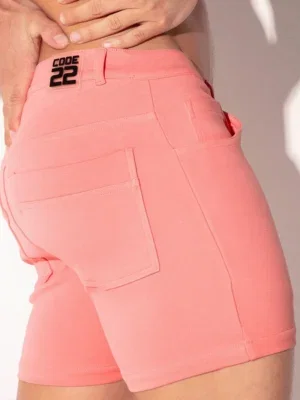 Vista lateral trasera derecha con logo CODE 22 en cinturilla y bolsillo trasero de parche, Pantalón Corto Code 22 5-Pocket Rosa, Code 22