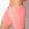 Vista lateral izquierda con tiro bajo y corte slim en color rosa liso, Pantalón Corto Code 22 5-Pocket Rosa, Code 22