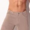 Vista frontal en detalle con botón metálico, cremallera y bolsillos delanteros curvos, Pantalón Corto Code 22 5-Pocket Taupe, Code 22