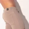 Detalle lateral con badge CODE 22, bolsillo trasero y tejido taupe liso, Pantalón Corto Code 22 5-Pocket Taupe, Code 22