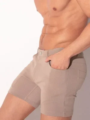 Vista lateral izquierda con corte slim low rise y bolsillo delantero curvo, Pantalón Corto Code 22 5-Pocket Taupe, Code 22