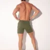 Bermuda Code 22 khaki trasero completo con badge tonal