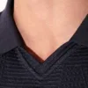 Detalle cuello abierto en V y patrón jacquard geométrico tono sobre tono - Polo Code 22 Medley Azul