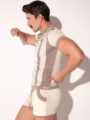 vista lateral izquierda polo Code 22 Mosaic Taupe manga corta