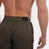Detalle lateral del short Fuad army de Barcode Berlin con botones abiertos y ribete rojo
