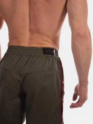 Detalle lateral del short Fuad army de Barcode Berlin con botones abiertos y ribete rojo