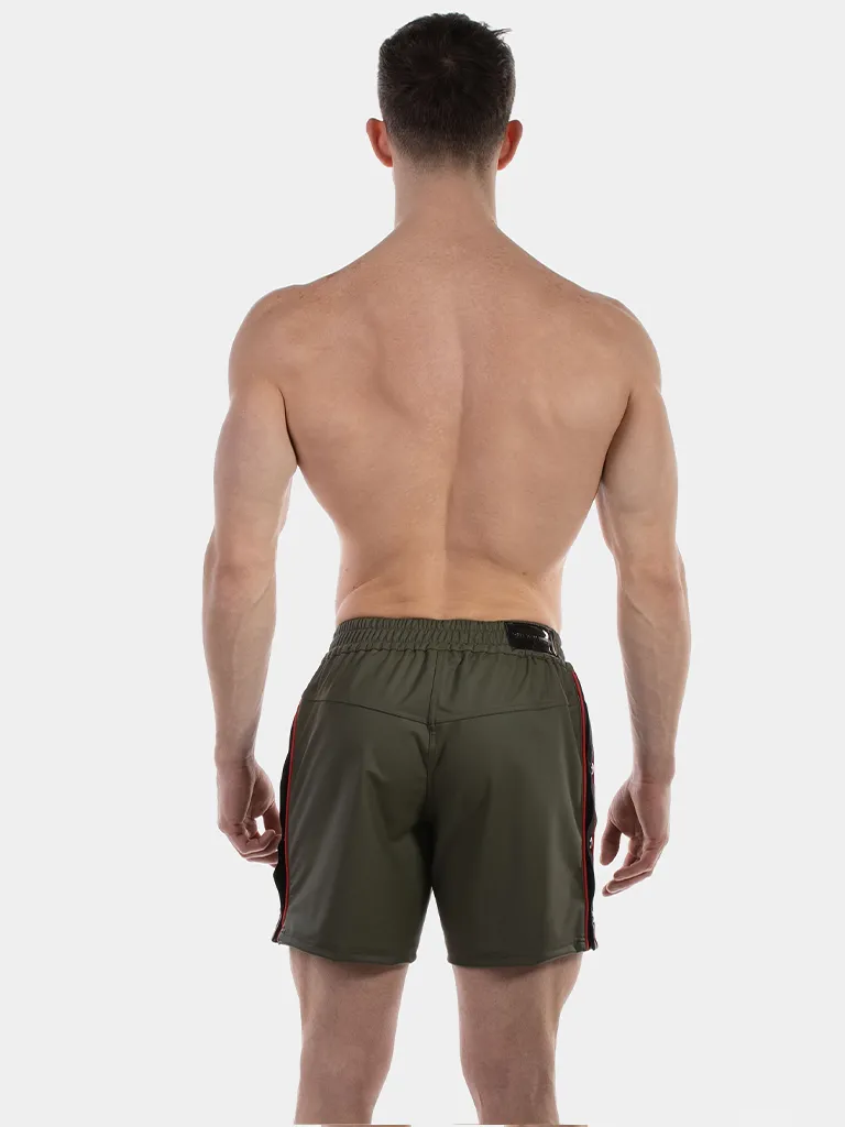 Vista trasera del short efecto piel army Fuad de Barcode Berlin