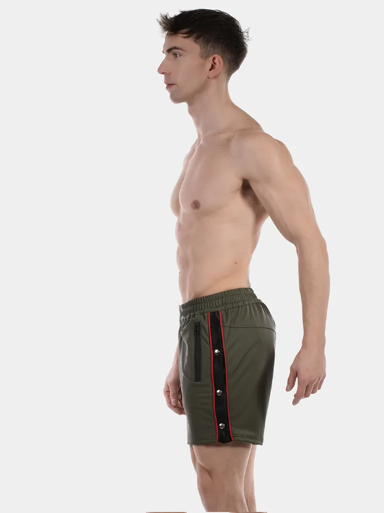 Vista lateral del short Fuad army de Barcode Berlin con ribete rojo y botones a presión