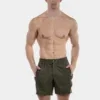 Modelo de frente con short efecto piel army Fuad de Barcode Berlin