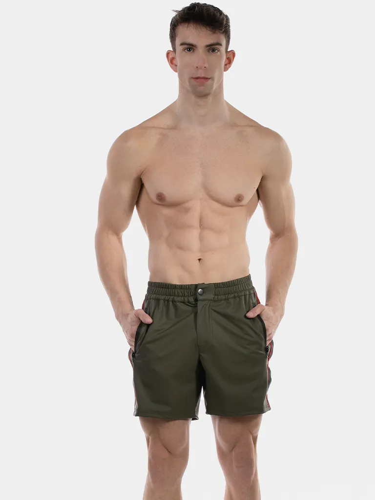 Modelo de frente con short efecto piel army Fuad de Barcode Berlin