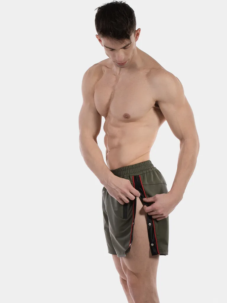 Modelo con short efecto piel army Fuad de Barcode Berlin abriendo los botones laterales
