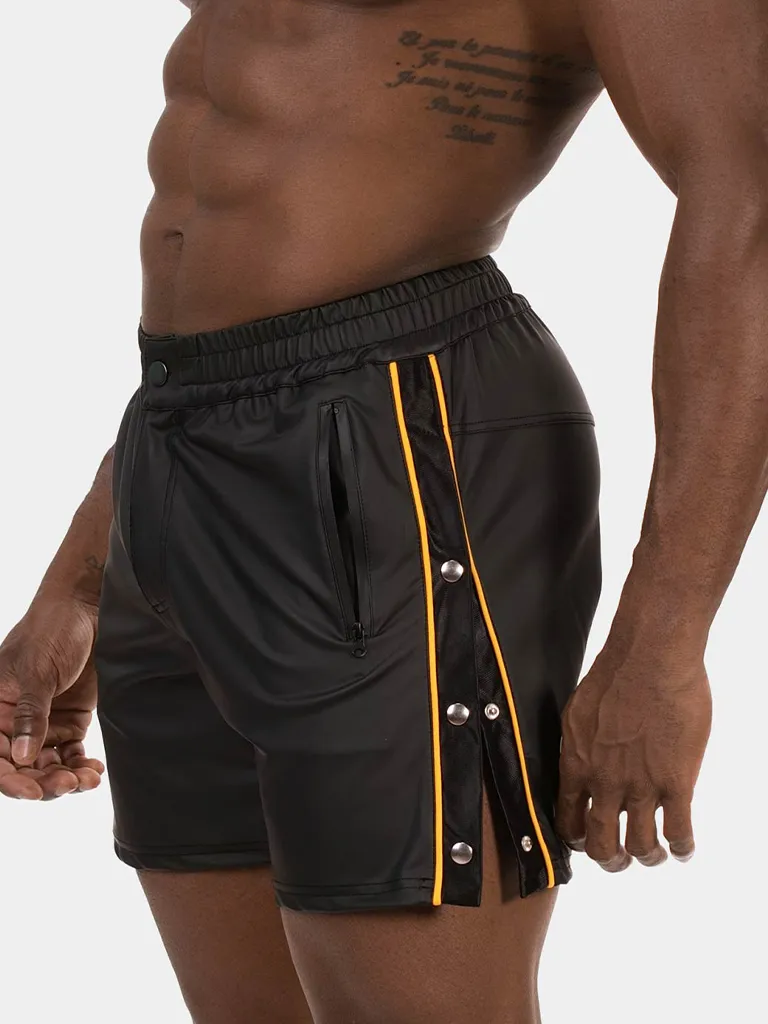 Detalle del ribete amarillo y botones laterales del short Fuad de Barcode Berlin