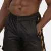 Detalle frontal del short Barcode Berlin Fuad negro amarillo con bolsillo de cremallera
