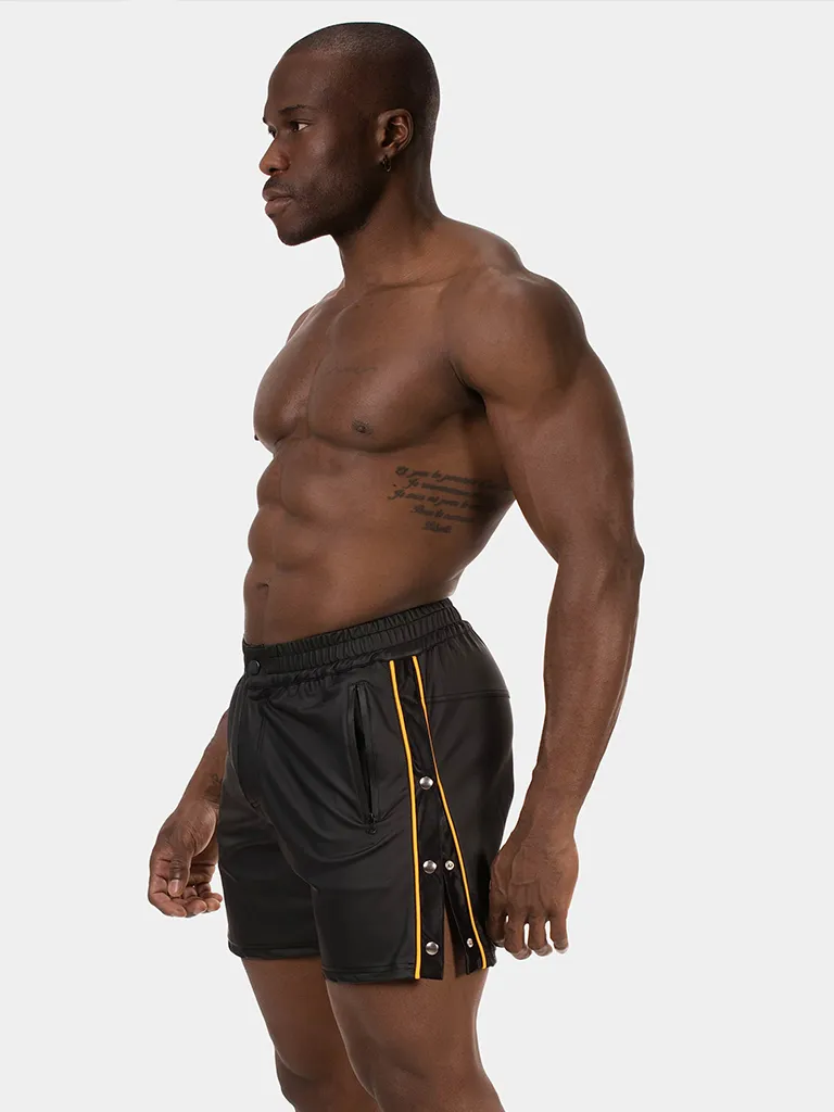 Vista lateral del short efecto piel Fuad negro amarillo de Barcode Berlin con ribete amarillo