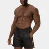 Modelo de frente con short efecto piel negro amarillo Fuad de Barcode Berlin