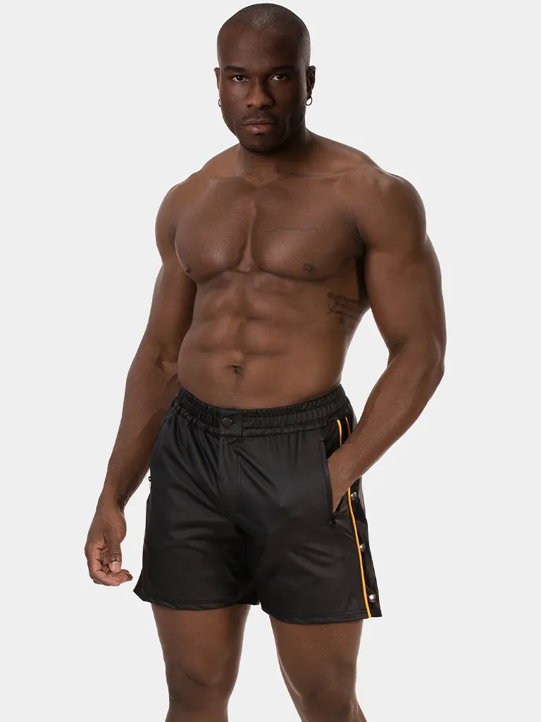 Modelo de frente con short efecto piel negro amarillo Fuad de Barcode Berlin