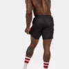 Vista trasera del short Fuad de Barcode Berlin con acabado efecto piel negro