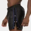 Detalle del lateral con botones abiertos del short Fuad negro royal de Barcode Berlin