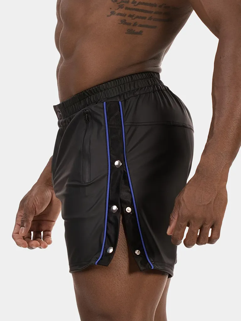 Detalle del lateral con botones abiertos del short Fuad negro royal de Barcode Berlin