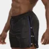 Vista lateral del short efecto piel Fuad de Barcode Berlin con ribete azul royal